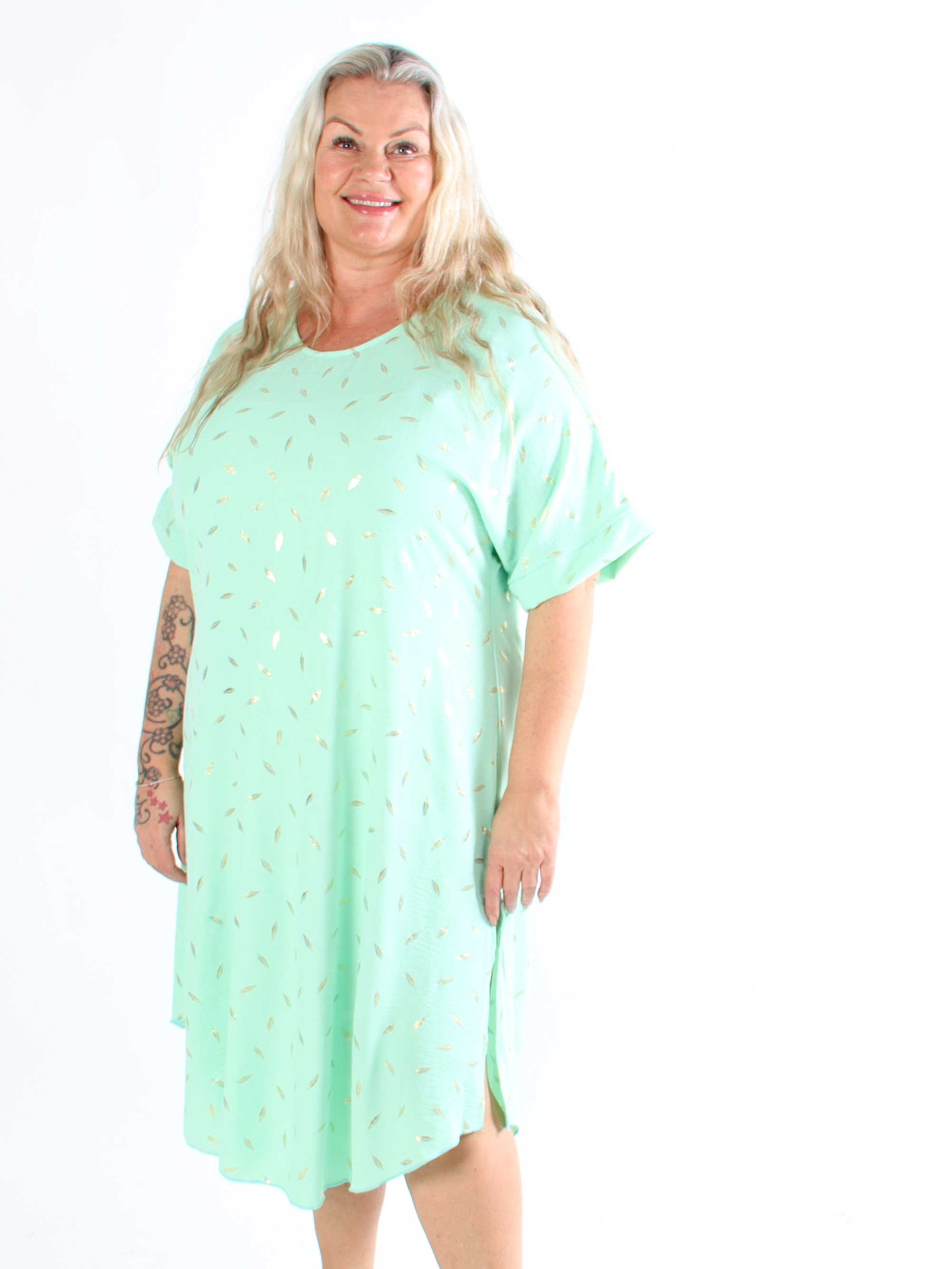 Valentina - Sød plus size kjole detaljeret med fine guld blade